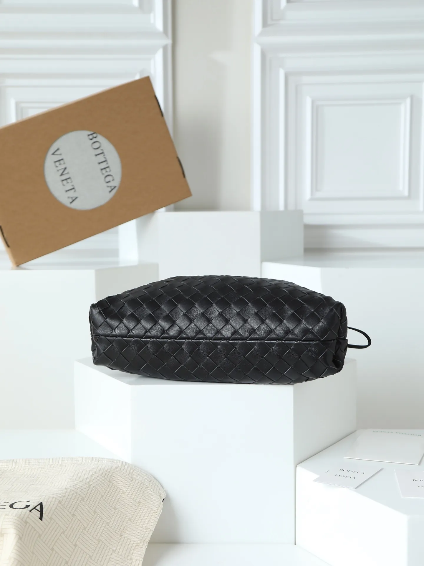 p1600. BOTTEGA VENETA 2025 new women's Dustbag Notte clutch. Dustbag, which has been very popular since its launch, has a chain clause! ! The hand-carrying method is reminiscent of the classic bag type Pouch , light and elegant, the retained drawstring design can be used as a bag, and the chain is longer, which is very suitable for sisters who like to carry their hands cross-body with their hands free. No matter which way you carry it, you can change the way you carry it according to the occasion and your mood of the day, which can make the overall outfit more fashionable🪄🪄The body of the bag has also been widened. It is the rainy season and the weather is hot, so it can easily accommodate small umbrellas and water bottles. The interior is made of nylon, which is light and comfortable to carry, and is very suitable for summer use. Style number: 839394 Size: 33*19*8cm